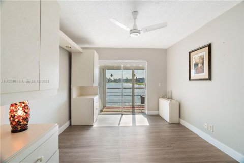 Condo in West Palm Beach, Florida, 2 bedrooms  № 1443272 - photo 23