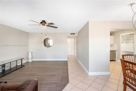 Condo in West Palm Beach, Florida, 2 bedrooms  № 1443272 - photo 9