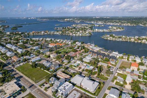 Townhouse in Indian Rocks Beach, Florida 4 bedrooms, 165.64 sq.m. № 1313792 - photo 25