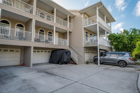 Townhouse in Indian Rocks Beach, Florida 4 bedrooms, 165.64 sq.m. № 1313792 - photo 3