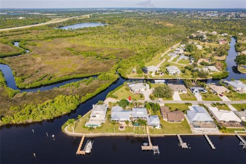 House in Punta Gorda, Florida 3 bedrooms, 270.53 sq.m. № 1312457 - photo 8