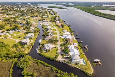 House in Punta Gorda, Florida 3 bedrooms, 270.53 sq.m. № 1312457 - photo 10