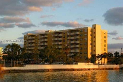 Condominio en venta en North Bay Village, Florida, 2 dormitorios, 109.44 m2 № 1271569 - foto 2