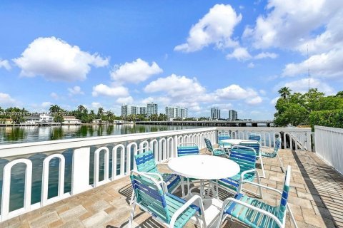 Condominio en venta en North Bay Village, Florida, 2 dormitorios, 109.44 m2 № 1271569 - foto 11