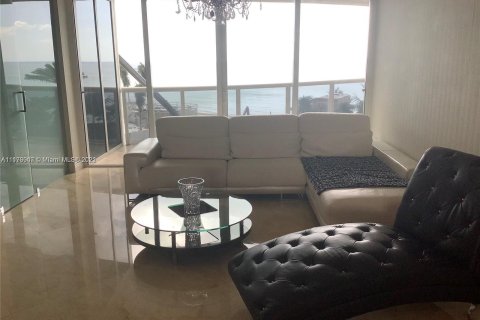 Condominio en alquiler en Sunny Isles Beach, Florida, 3 dormitorios, 198.44 m2 № 2057 - foto 1