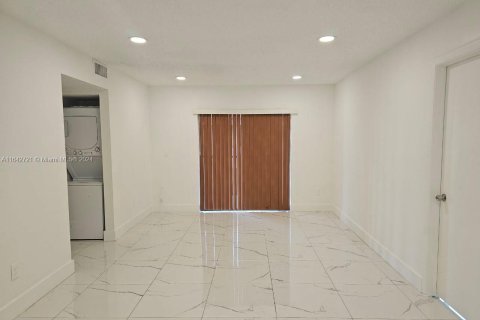 Condominio en venta en Hialeah, Florida, 3 dormitorios, 91.04 m2 № 1321588 - foto 2