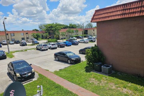 Condominio en venta en Hialeah, Florida, 3 dormitorios, 91.04 m2 № 1321588 - foto 13