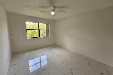 Condo in Hialeah, Florida, 3 bedrooms  № 1321588 - photo 3