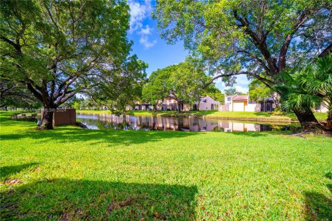 Condo in Pembroke Pines, Florida, 2 bedrooms  № 1321546 - photo 13