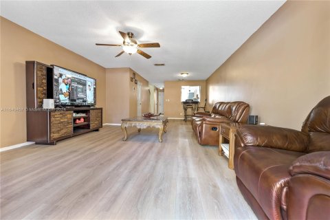 Condo in Pembroke Pines, Florida, 2 bedrooms  № 1321546 - photo 2