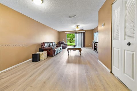 Condo in Pembroke Pines, Florida, 2 bedrooms  № 1321546 - photo 3