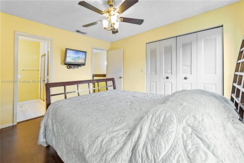 Condo in Pembroke Pines, Florida, 2 bedrooms  № 1321546 - photo 16