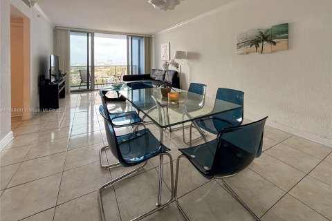 Condo in Miami Beach, Florida, 1 bedroom  № 1431386 - photo 2