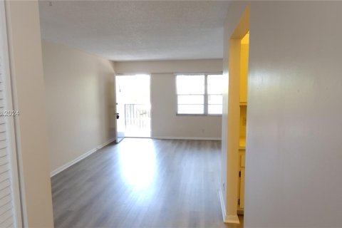 Condominio en venta en Pembroke Pines, Florida, 1 dormitorio, 75.34 m2 № 1119779 - foto 20