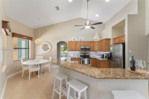 House in Cape Coral, Florida 3 bedrooms № 1119730 - photo 5