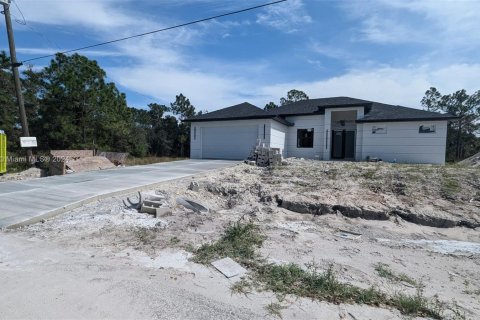 House in Lehigh Acres, Florida 3 bedrooms, 173.63 sq.m. № 1409277 - photo 2