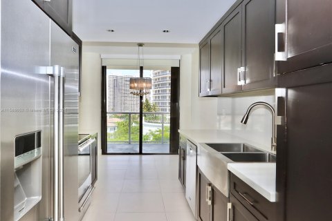 Condo in Aventura, Florida, 2 bedrooms  № 1181435 - photo 1