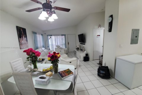 Copropriété à vendre à Miami, Floride: 2 chambres, 81.75 m2 № 1366991 - photo 2