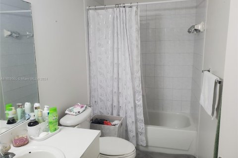 Condo in Miami, Florida, 2 bedrooms  № 1366991 - photo 11