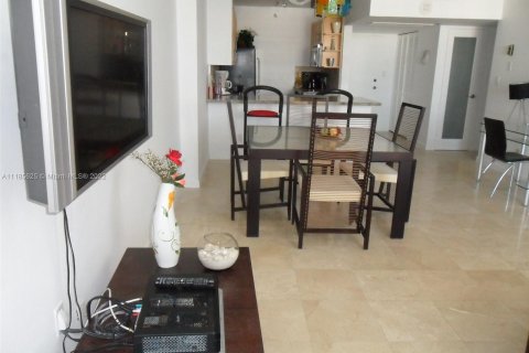 Condominio en alquiler en Miami Beach, Florida, 1 dormitorio, 78.5 m2 № 7781 - foto 2