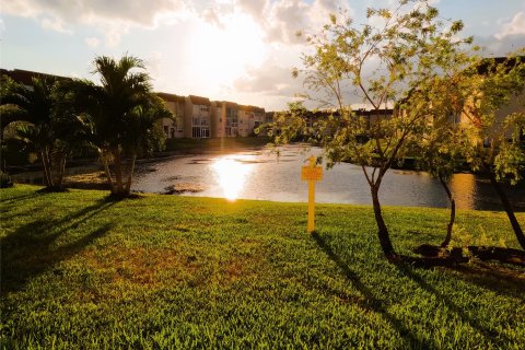 Condo in Sunrise, Florida, 1 bedroom  № 1182231 - photo 1