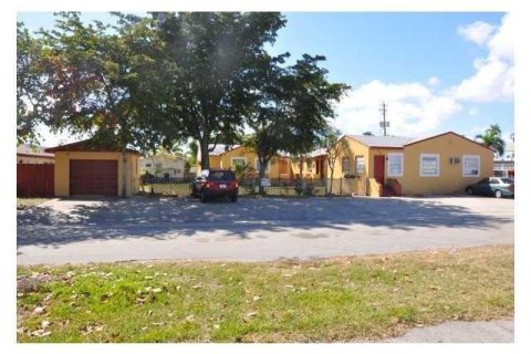 Commercial property in Lauderhill, Florida 222.97 sq.m. № 954777 - photo 1
