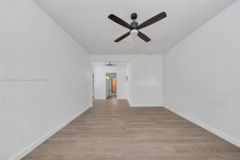 Apartamento en alquiler en Miami Beach, Florida, 51.1 m2 № 1370330 - foto 2