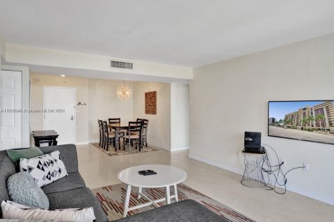 Condo in Coral Gables, Florida, 2 bedrooms  № 1370333 - photo 8