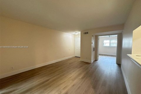 Condo in Sunrise, Florida, 1 bedroom  № 1397573 - photo 4