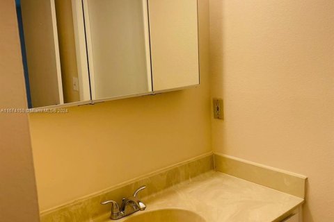 Condo in Sunrise, Florida, 1 bedroom  № 1397573 - photo 12