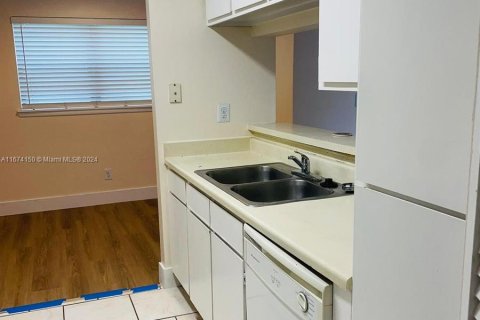 Condo in Sunrise, Florida, 1 bedroom  № 1397573 - photo 10