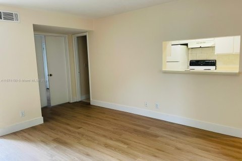 Condo in Sunrise, Florida, 1 bedroom  № 1397573 - photo 3