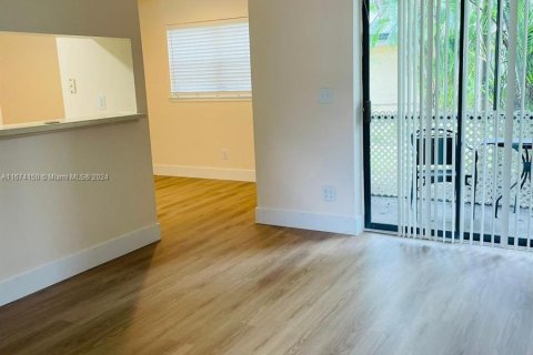 Condo in Sunrise, Florida, 1 bedroom  № 1397573 - photo 2