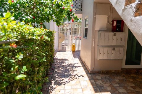 Condo in Miami Beach, Florida, 1 bedroom  № 1184123 - photo 22