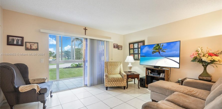 Condominio en Pembroke Pines, Florida, 2 dormitorios  № 1226504