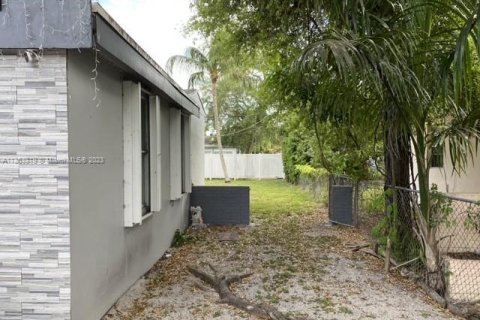 House in Miami, Florida 3 bedrooms, 93.46 sq.m. № 739417 - photo 3