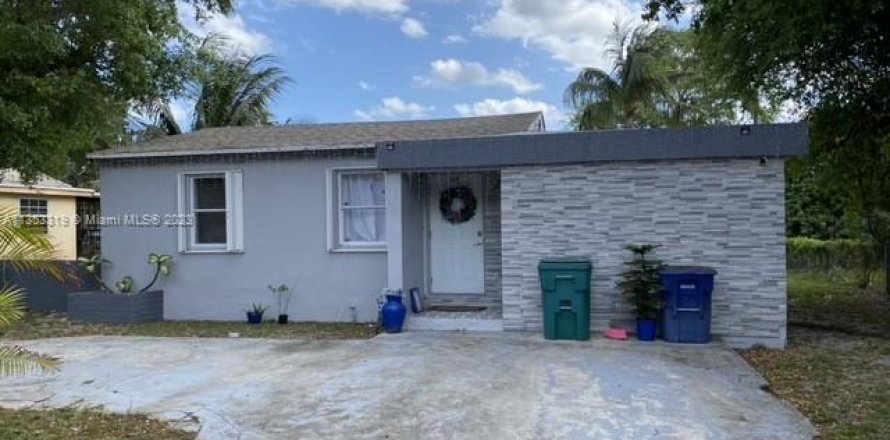 House in Miami, Florida 3 bedrooms, 93.46 sq.m. № 739417