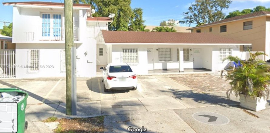 Commercial property in Miami, Florida 303.05 sq.m. № 739418