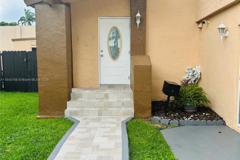 Casa en venta en Miami, Florida, 4 dormitorios, 182.27 m2 № 1328425 - foto 3