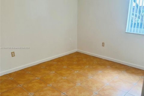 House in Miami, Florida 4 bedrooms, 182.27 sq.m. № 1328425 - photo 27