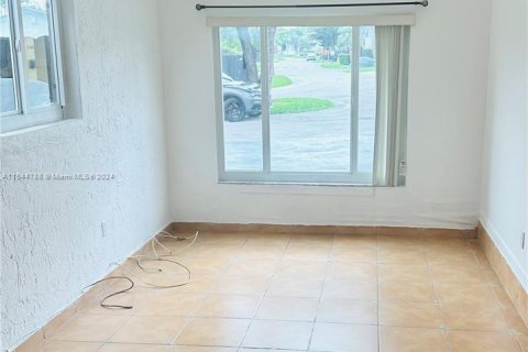 Villa ou maison à vendre à Miami, Floride: 4 chambres, 182.27 m2 № 1328425 - photo 13