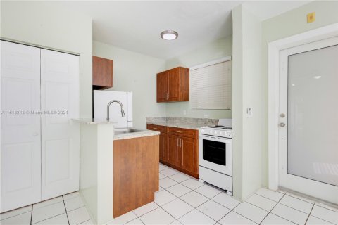 Condominio en venta en North Bay Village, Florida, 1 dormitorio, 65.96 m2 № 962142 - foto 14