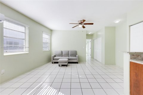 Condominio en venta en North Bay Village, Florida, 1 dormitorio, 65.96 m2 № 962142 - foto 18