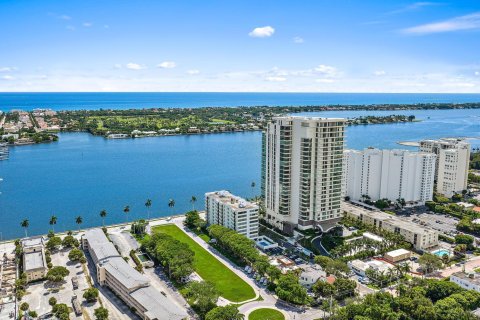 Condo in West Palm Beach, Florida, 2 bedrooms  № 752351 - photo 1