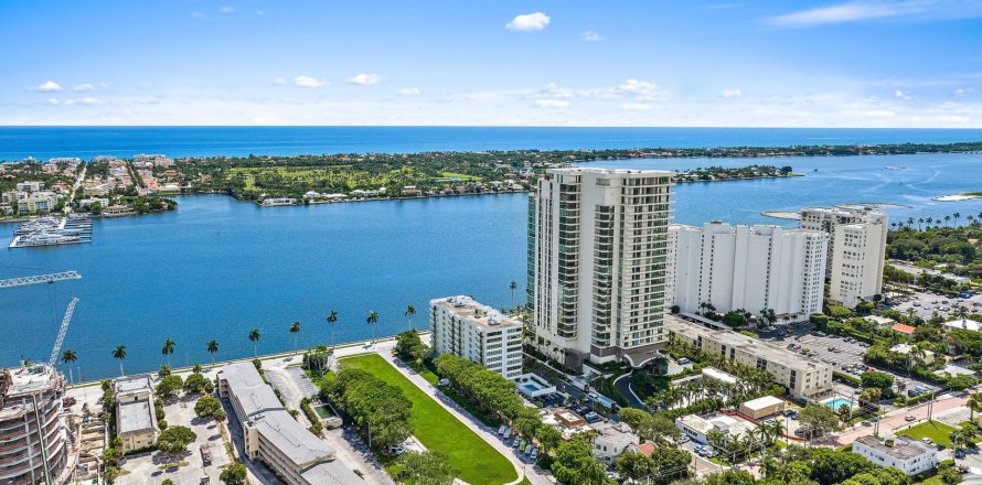 Condominio en West Palm Beach, Florida, 2 dormitorios  № 752351