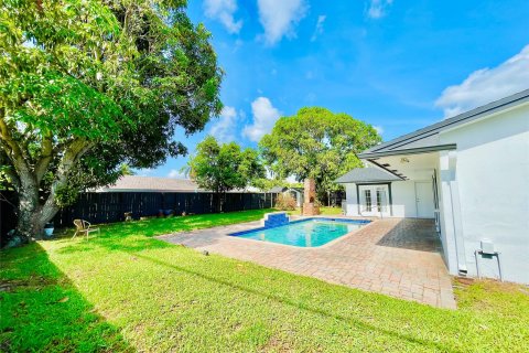 Villa ou maison à vendre à Fort Lauderdale, Floride: 4 chambres, 196.95 m2 № 1228640 - photo 1