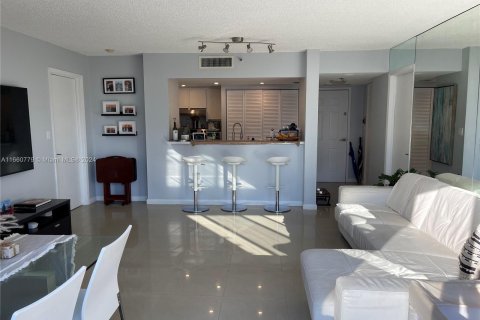 Condo in Miami, Florida, 2 bedrooms  № 1367328 - photo 9