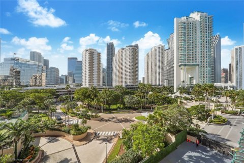 Condo in Miami, Florida, 2 bedrooms  № 1367328 - photo 1