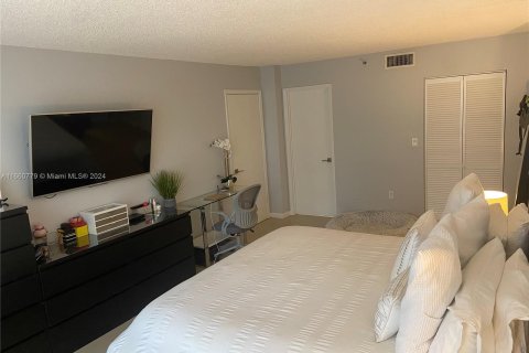 Condo in Miami, Florida, 2 bedrooms  № 1367328 - photo 22