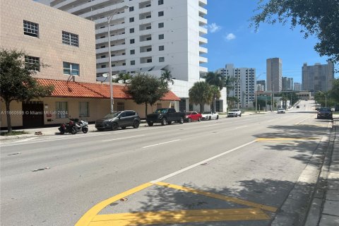 Propiedad comercial en venta en Miami, Florida № 1367324 - foto 1